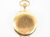 une image d'une montre à gousset en or sur fond blanc