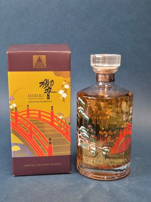 l'image d'un flacon de parfum posé à côté d'une boîte