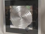 la photo d'une rose blanche dans un cadre
