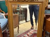 une femme se prenant en photo dans un miroir