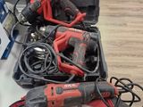 de nombreux outils posés sur une table