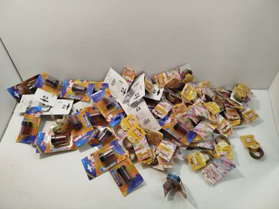 une pile de nourriture posée sur une table
