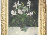une peinture de fleurs dans un vase en verre sur une table