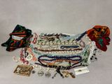 un tas de colliers et de bracelets de toutes sortes posés sur une table