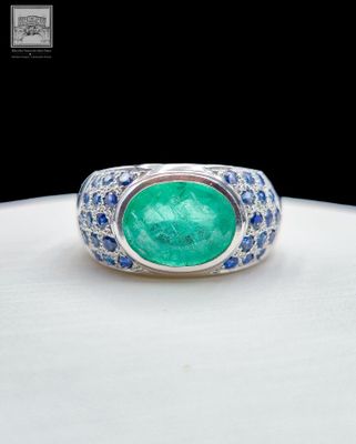 Imposante Bague Jonc en or blanc 750°/.(18K), ornée d'une Em…