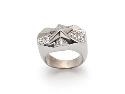 une bague en or blanc avec des diamants sur fond blanc