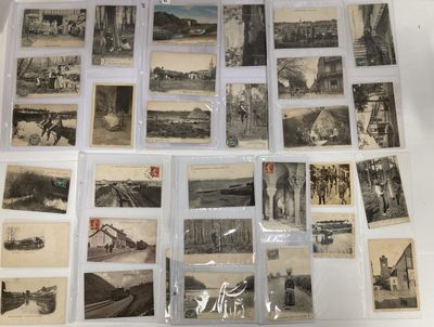tout un tas de vieilles photos rassemblées sur la table