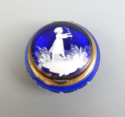 une boîte en verre bleue sur laquelle est représentée une femme