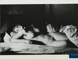 photographie en noir et blanc représentant deux femmes nues allongées sur un lit