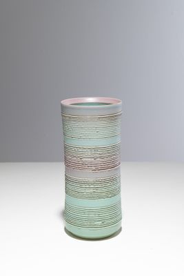 un vase posé sur une table