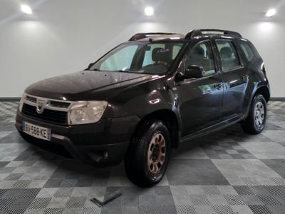 la photo d'une voiture noire garée dans un garage