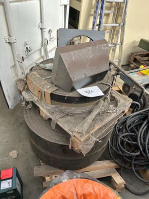 un tas de matériel de chantier posé sur une palette dans un garage