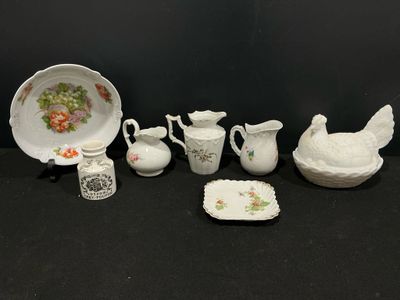 de nombreuses pièces de porcelaine différentes posées sur une table