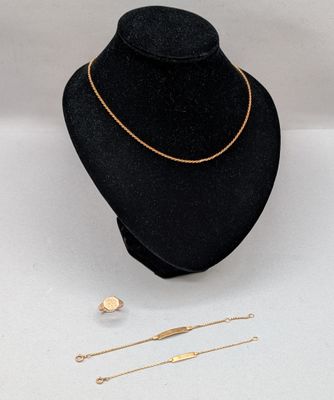 un mannequin noir portant un collier, un bracelet et des boucles d'oreilles