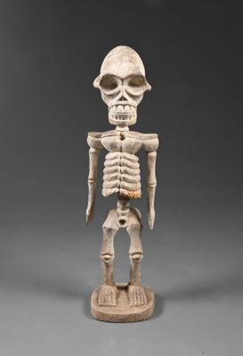une figurine représentant un squelette portant un casque sur la tête