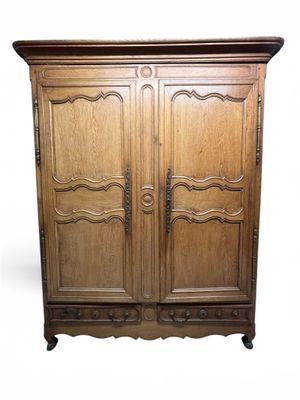 une image représentant une armoire en bois avec deux portes de chaque côté
