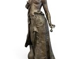 statue d'une femme tenant une pomme, sur fond blanc