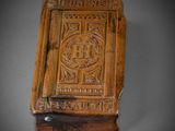 une vieille boîte en bois ornée d'un motif sculpté