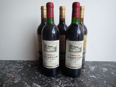 trois bouteilles de vin posées sur une table l'une à côté de l'autre