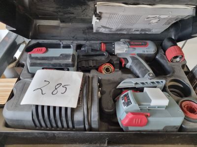 une photo d'une boîte à outils contenant des outils
