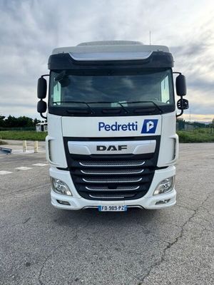 un camion blanc garé dans un parking