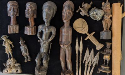 une collection d'objets africains exposés sur une étagère