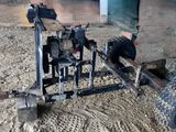un petit tracteur immobilisé dans le sable