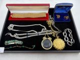un plateau sur lequel se trouvent de nombreux bijoux