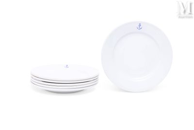 quatre assiettes blanches empilées les unes sur les autres
