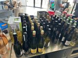 de nombreuses bouteilles de vin posées sur une table dans un magasin
