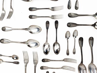 Partie de ménagère modèle coquille en argent comprenant :