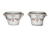 paire de vases en porcelaine chinoise ornés de motifs floraux et munis d'anses