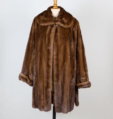 un manteau de fourrure marron sur un mannequin, un mannequin, un mannequin, un mannequin, un mannequin, un mannequin, un mannequin, un mannequin, un manne