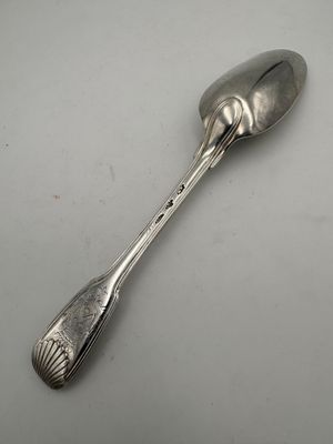 Cuillère de table en argent, modèle à filets et double coqui…