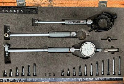 une boîte à outils contenant des outils et une règle
