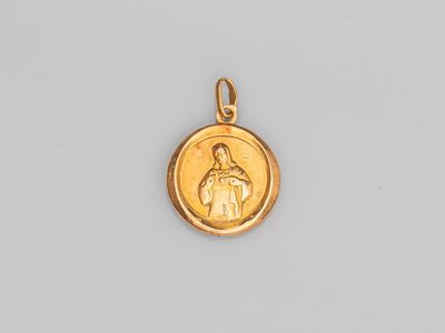 une médaille en or représentant la Vierge Marie et l'Enfant Jésus