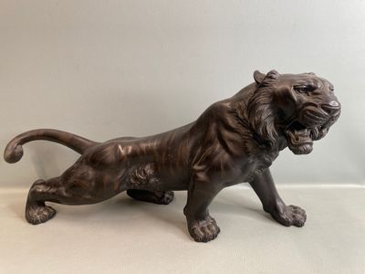 statue en bronze représentant un lion sur fond blanc