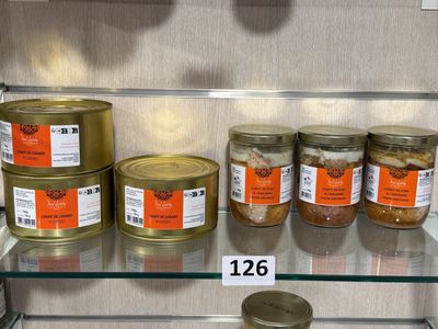 de nombreux bocaux de conserve alignés sur une étagère dans un magasin