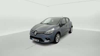 une voiture grise dans une pièce blanche au sol blanc