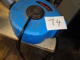 un tambour bleu posé sur une table, à côté d'autres objets
