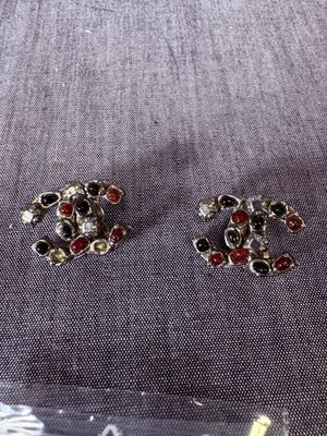 deux paires de boucles d'oreilles ornées de pierres rouges et noires