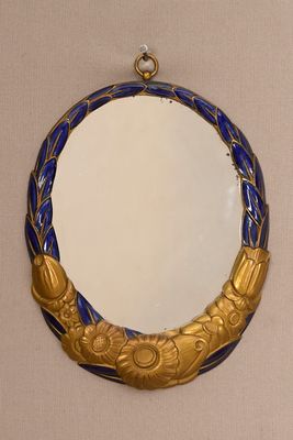 un miroir bleu et or accroché au mur