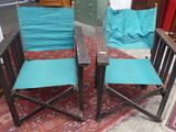 deux chaises placées l'une à côté de l'autre sur un tapis