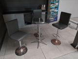 deux chaises et une table dans le coin d'une pièce
