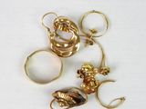 quatre bagues et une bague ornée d'une abeille