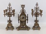 trois types d'horloges différents posés sur la table