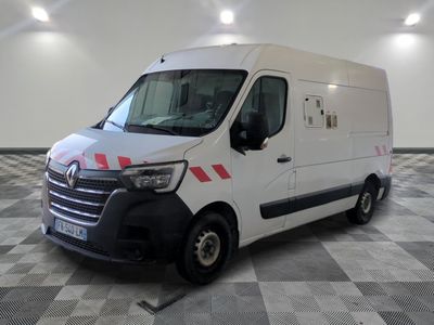 l'image d'une camionnette blanche garée dans un garage