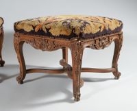 Paire de larges tabourets en hêtre richement sculpté de larg… (photo 2)