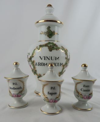 trois vases posés l'un à côté de l'autre sur une table