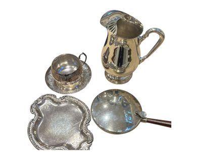 Lot en métal argenté comprenant un pichet (made in Brasil), …